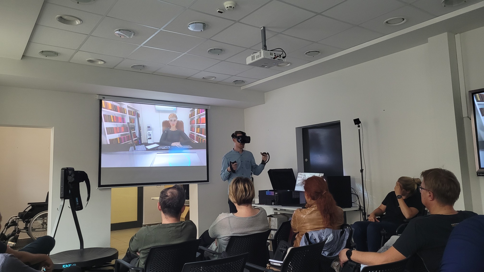 Grupa osób na szkoleniu z obsługi hełmu VR